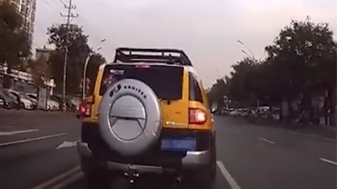 司機禮讓老人后車路怒報復
