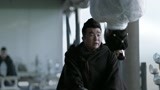 小伙被倒挂在房顶上，还要被拆掉骨头？