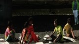一群人来到海边冲浪却没有浪    浪：我先去浪一浪