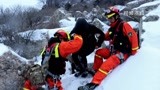 《现在的我们》大年初四雪山悬崖救援 泰山消防员用身体做踏板