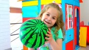 小萝莉玩西瓜球玩具撞保龄球