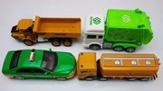 四辆玩具车模型展示，出租车