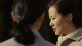 奶奶看见方达大地震后只剩下一只手 抱头痛哭
