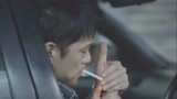 头号人物：男子坐在车上吸烟，收到消息后开车离开
