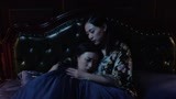 夜蝶：两美女睡在一起 画面太美不敢看