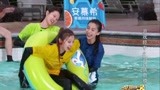 三个女生抢游泳圈，旁边看热闹的好讨打！