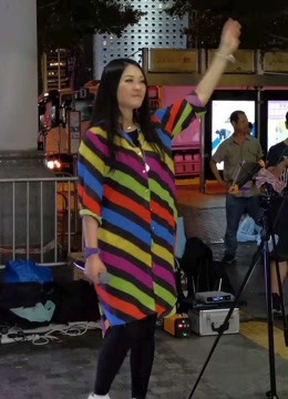 女歌手彭梓嘉街头演唱粤语老歌《天若有情》,众人围观