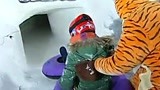 燕子特别窃喜 因为她丢人现眼的时刻到了
