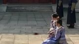 甄嬛传：甄嬛在华妃宫中罚跪致使小产出血，而那片血是槿汐的？