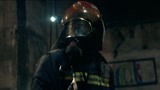 火海营救：消防员在火场中积极营救伤员！怎奈总有人不听话