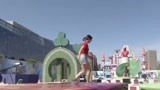 小姑娘开局不利 一头撞上平台遗憾落水