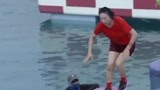 《男生女生向前冲》大姐脚底一滑落了水 可惜心态好也没用