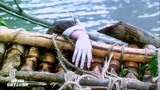 醉马骝：美女在河边发现一具浮尸，尸体全身白色，手指竟然还在动