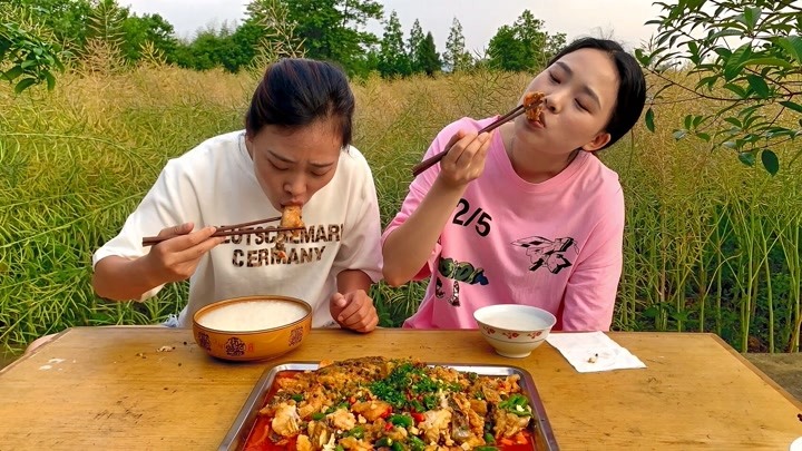 秋妹和姐姐做黄焖鱼,麻辣鲜香,色泽红亮,刚上桌就抢光,看饿了
