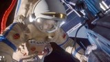 太空救援：经过小伙的抢救，美女在太空中脱离了危险！
