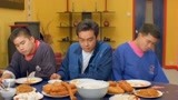 整蛊王：影帝刘青云吃香港特色早餐，油条加上油饼，太香了！