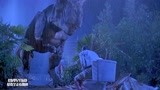 侏罗纪公园：男人拉屎，结果霸王龙过来吧厕所拆了，尴尬了