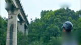 跟着贝尔去冒险：贝爷高空速降，这姿势太霸气了，佩服