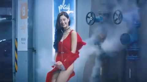 情圣肖央在车库停车却看见这一幕美女真是太会玩了