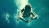 神奇女侠1984：小女孩游泳好厉害，小小身板居然这么厉害