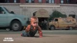 小鬼当街：婴儿爬着过马路，也太惊险了，看着都害怕