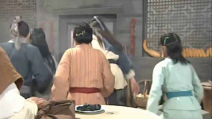 武林外传第4集 闫妮 佟湘玉 沙溢 白展堂 姚晨 郭芙蓉 喻恩泰 吕秀才 姜超 李大嘴 王莎莎 莫小贝 笑 右转头 中景 特写 近景 笑声 桌子