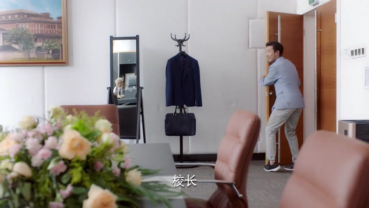 男人被上司叫来查一宗20年前的失火旧案,男人听闻十分紧张,开始威胁上司并进行言语刺激,原来这个案件就是他本人所为,还和他瘫痪的妻子有关……
