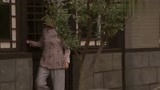 跤王：亮亮拿石头打鬼子，鬼子拿刺刀捅他，妈妈用身子为他挡刀