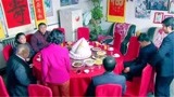 喜临门：公公过大寿，儿媳却要掀桌子，儿子不能忍拿铁锨追着打