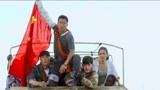 《战狼2》吴京举起中国国旗，成功穿过敌方交战区，这一刻太自豪