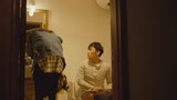 爱情麻辣烫：秦昊正在上厕所，谁想闯进一个美女，太尴尬了