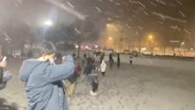 北京多地飘雪啦！雪花漫天飞舞，引市民驻足拍照