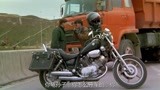 《霹雳先锋》：警察追罪犯，骑着摩托别大货车，太搞笑了！