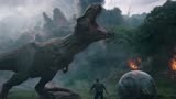 侏罗纪世界2：牛龙胆子真大，连霸王龙的猎物都敢动，一口咬死你