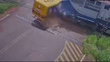 巴西一校车与火车相撞：有人掉出车外疑遭火车碾压，已致2死6伤