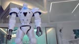 《澳门风云》：智能管家傻强变身战斗机器人，火力全开，帅炸了