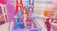 芭比娃娃美人鱼游泳池玩具套装拆装，小公主和小金鱼在游泳池嬉水