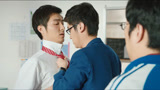 最好的我们：张峰帮张平打领带，不料被男同学看到，表情亮了！