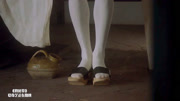 算死草：星爷换上英国服装，穿上白丝袜的腿，真是性感！
