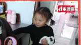姐妹一动一静性格迥异  姐姐画画妹妹打岔  