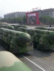 东风-41核导弹方队接受检阅