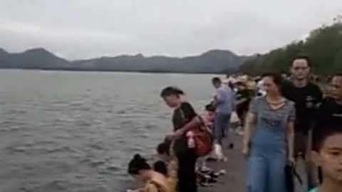 游客在西湖里“泡脚”