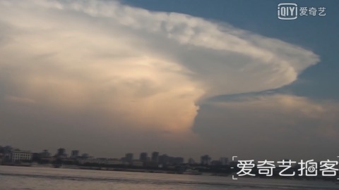 武汉天空现两朵蘑菇云