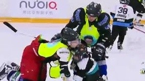 线上看 《前往世界的尽头》冰球比赛众人被儿童队虐惨 (2015) 带字幕 中文配音