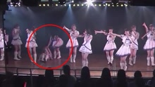 AKB48女偶像舞台惨摔 膝盖脱臼被抬出场