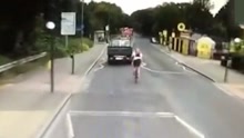 公路上自行车竟跟卡车赛起了车