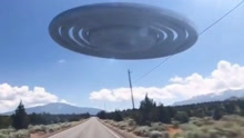 国外网友拍到UFO盘旋马路上空 简直不敢相信