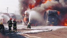 宿迁:20多吨油罐车起火 冲进服务区"求救”