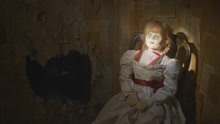 孤儿院中，一间上锁的诡异房间中，被恶灵附身的娃娃正寻找着目标