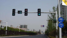 开车右转用看红绿灯吗？
